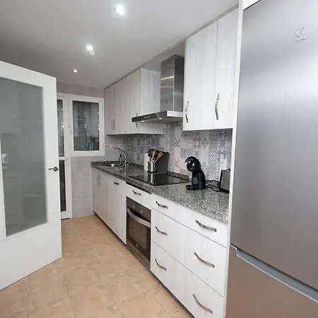 Apartment Modern Apartment, 3 Min Walk To The *